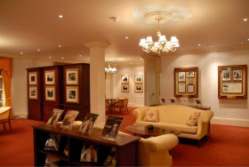 Das Fitzroy Haus, das einst der Wohnsitz von George Bernard Shaw war, wurde im Jahr 1956 zur Zentrale der Tätigkeiten von L. Ron Hubbard und zum Zuhause des Londoner Büros des Hubbard Scientologists Verband International.

